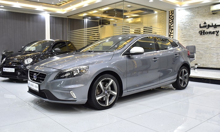 Volvo V40 T5 ( 2016 Model ) in Grey Color GCC Specs